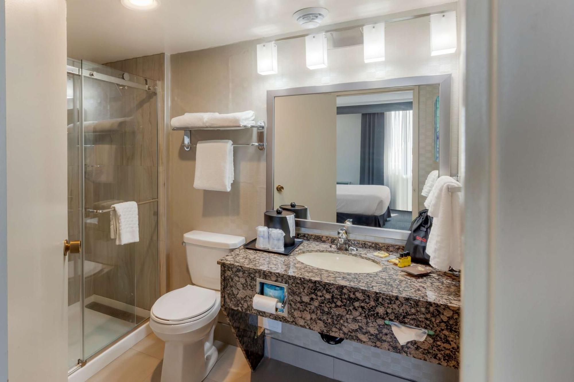 Best Western Plus Toronto Airport Hotel Mississauga Exterior foto